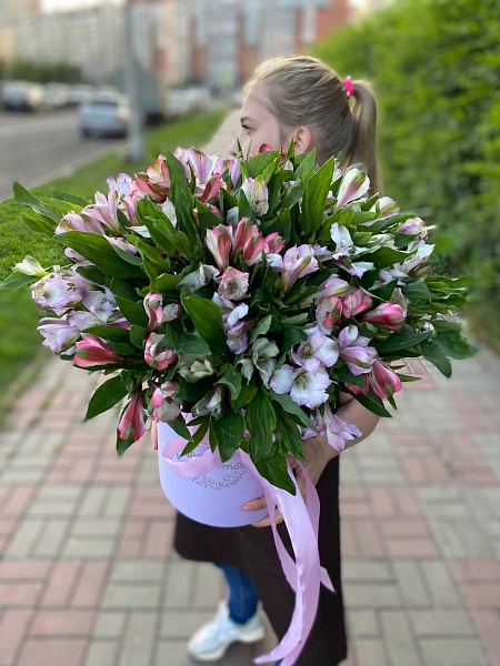 Композиция в шляпной коробке из альстромерий "Бриз"