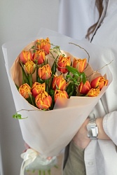 Букет из 15 красно-оранжевых пионовидных тюльпанов с ветками корилиуса