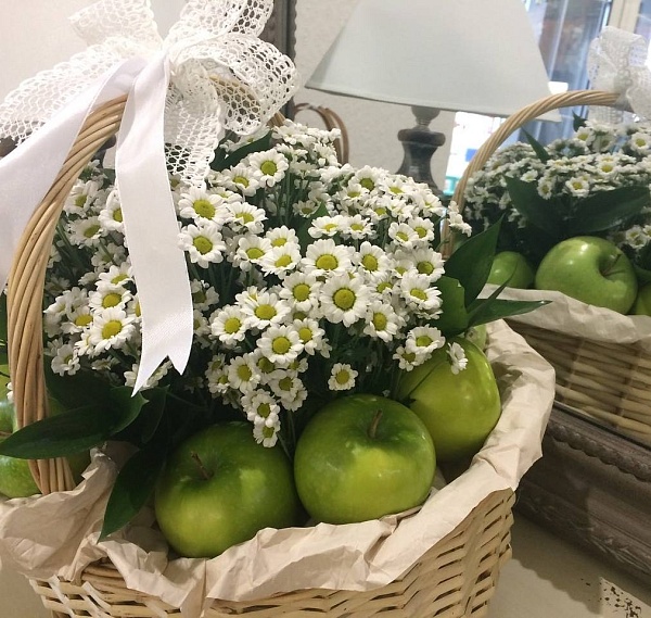 Корзина с яблоками и ромашками
