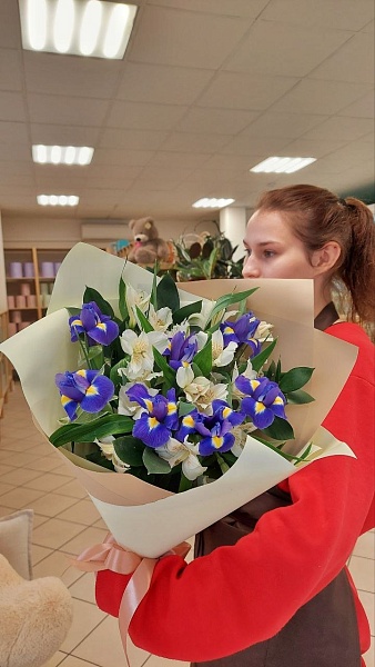 Букет из 7 ирисов и 8 альстромерий "Все сбудется"