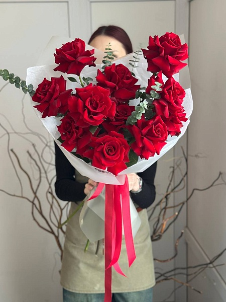 Букет из 11 красных французских роз "Купидон L" на 14 февраля