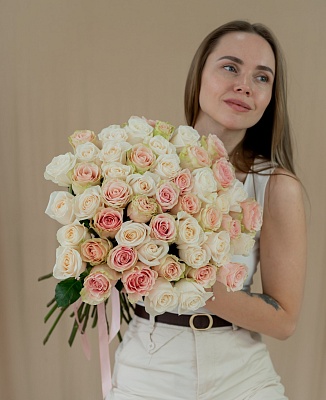 АКЦИЯ. Букет из 51 розовой и белой розы