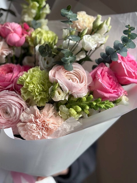 Букет с розами и эустомой "Волшебная весна"