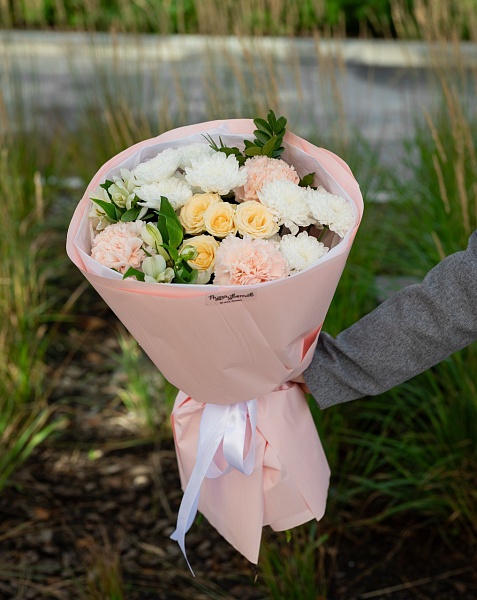 Букет с кустовой розой "Ну ты же девочка"