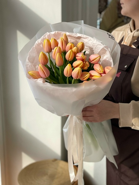 АКЦИЯ. Букет из 25 классических персиковых тюльпанов