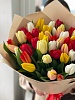 Букет из 51 классического тюльпана микс в оформлении