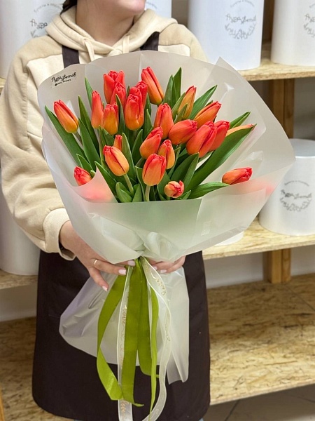 АКЦИЯ. Букет из 25 классических оранжевых тюльпанов