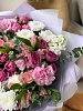 Букет с пионовидными кустовыми розами "Фиалковый поцелуй"