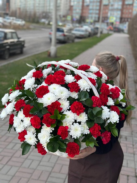 Траурная композиция из хризантем и гвоздик 