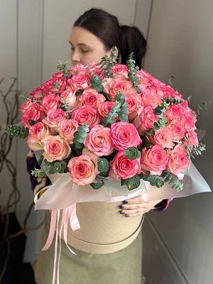 Композиция из 51 Российской розы в шляпной коробке 