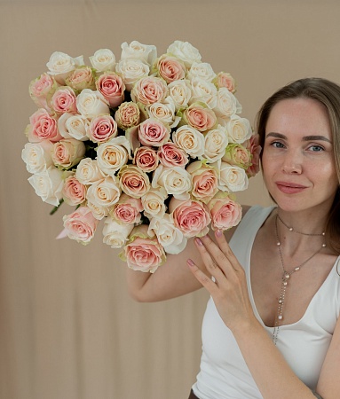 АКЦИЯ. Букет из 51 розовой и белой розы