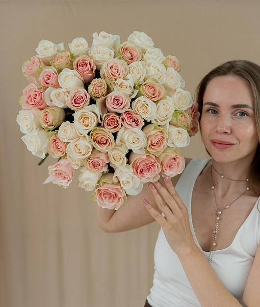 Букет из 51 розовой и белой розы