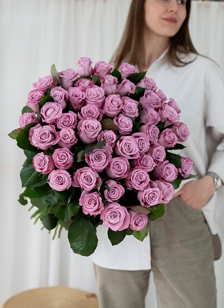 АКЦИЯ. Букет из 51 сиреневых Российской розы Мэритим