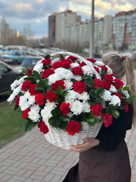 Траурная композиция из хризантем и гвоздик 