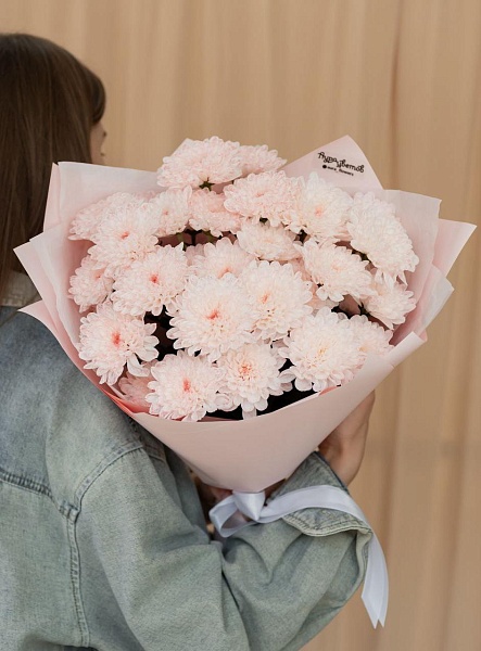 Букет из 5 розовых кустовых хризантем в упаковке