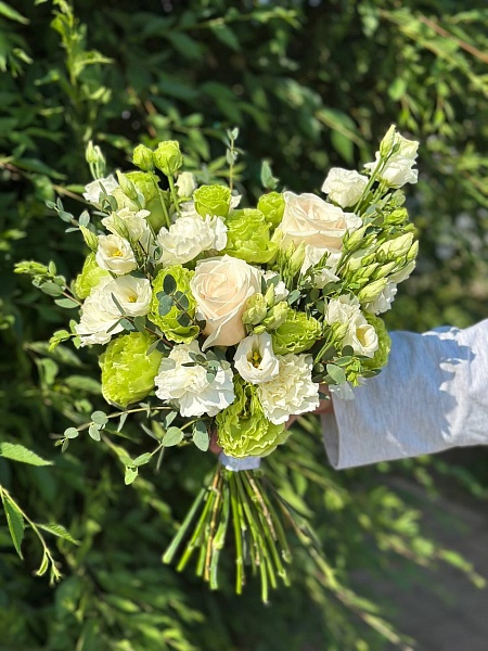 Букет невесты с зелёной эустомой, белыми розами и эвкалиптом №4