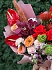 Букет с экзотическими цветами «Алый провокатор»