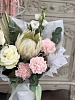 Букет с протеей и розами "Аристократичная нежность" ко Дню мамы