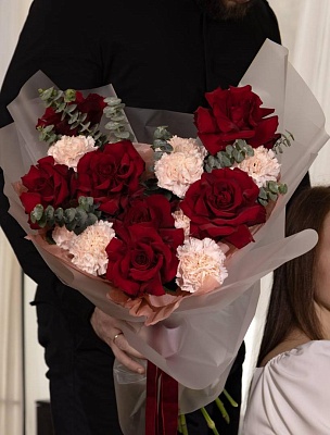 Букет из красных роз и диантусов "Первое признание" на 14 февраля 