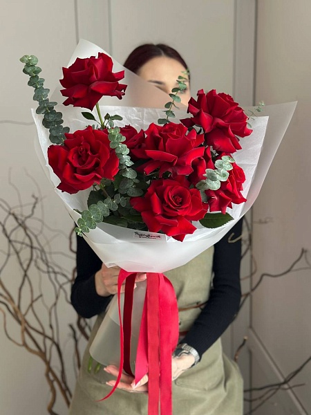 Букет из 7 красных французских роз "Купидон S" на 14 февраля