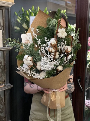 Интерьерный букет с хвойными и хлопком в крафте