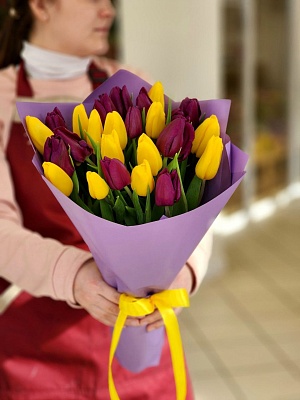 Букет из 25 фиолетовых и желтых классических тюльпанов