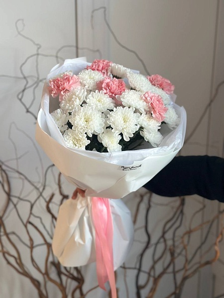 Букет с диантусами и хризантемами "Твоя улыбка" 