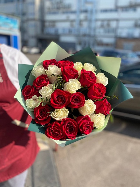 Букет из 25 красных и белых роз "Ласковый миг"