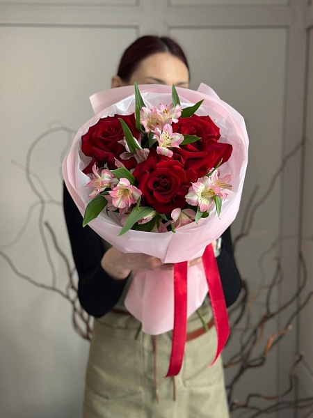 Букет с французскими розами и альстромериями