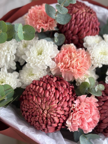 Букет с хризантемами и гвоздиками "Цветочное объятие" ко Дню мамы