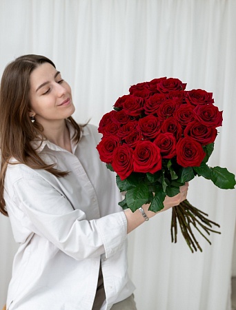 АКЦИЯ. Букет из 25 красных Российских роз Рэд Наоми