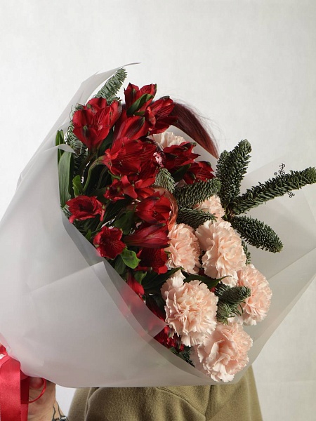 Букет с нобилисом, диантусами и альстромерией