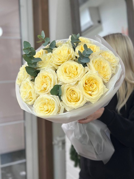 Букет из 15 роз Кенделайт с эвкалиптом