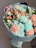 Букет с хризантемой и кустовыми розами "Дофаминовый"