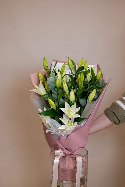 Букет из 5 лилий с эвкалиптом "Любимой маме"