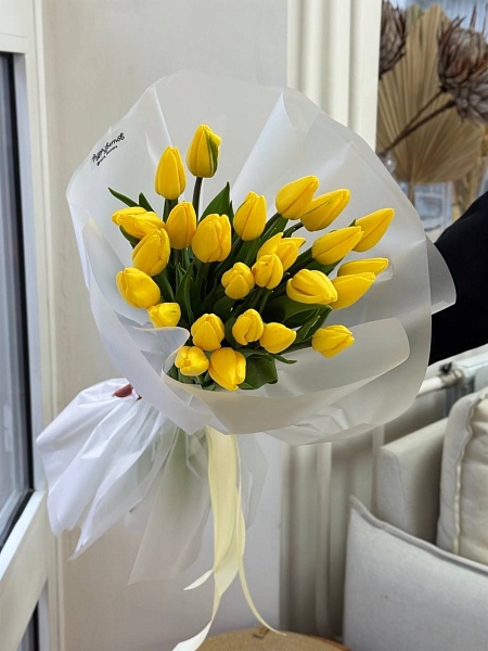 Букет из 25 классических желтых тюльпанов