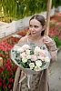 Букет из 10 белых пионовидных тюльпанов и 5 кремовых гвоздик с эвкалиптом